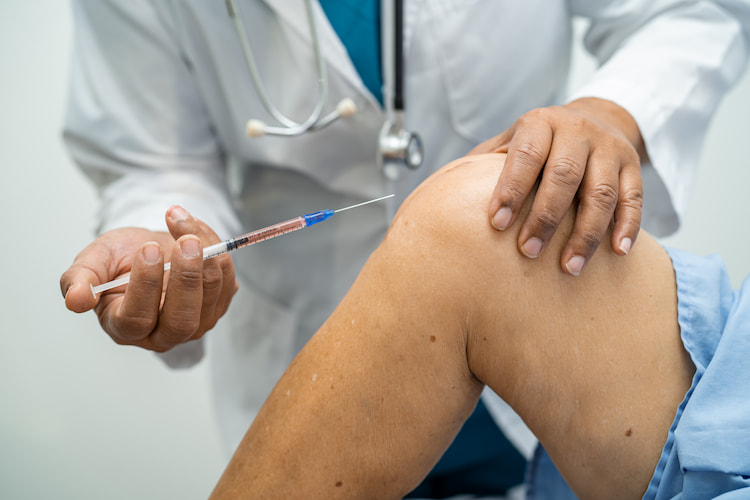 Patient receive Durolane or Euflexxa knee injection